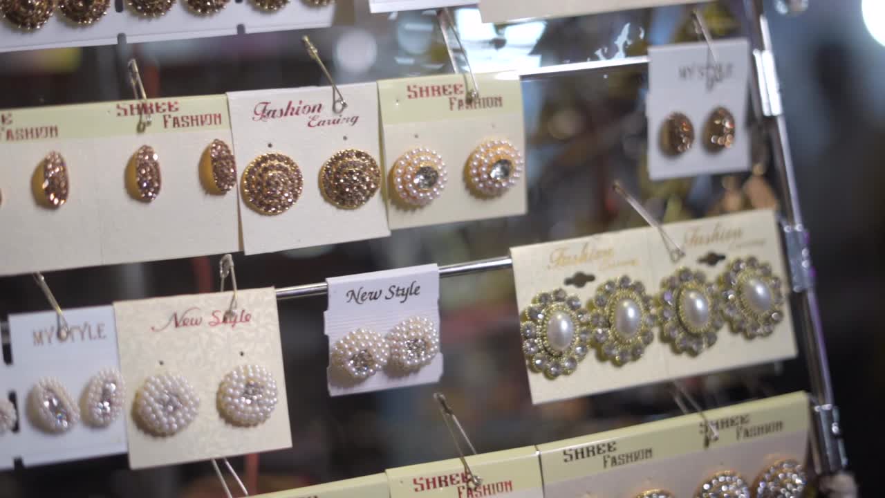 귀 반지를 사는 소녀