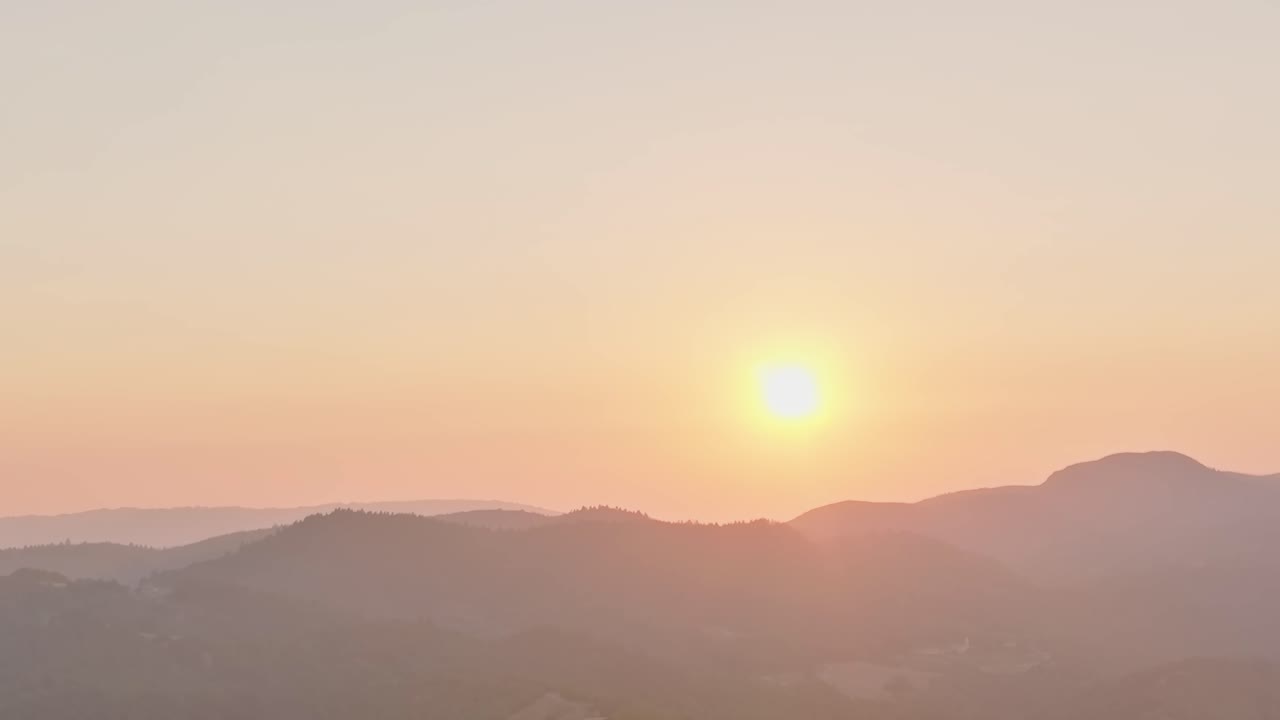 早朝のカリフォルニアの山々にかかる日の出
