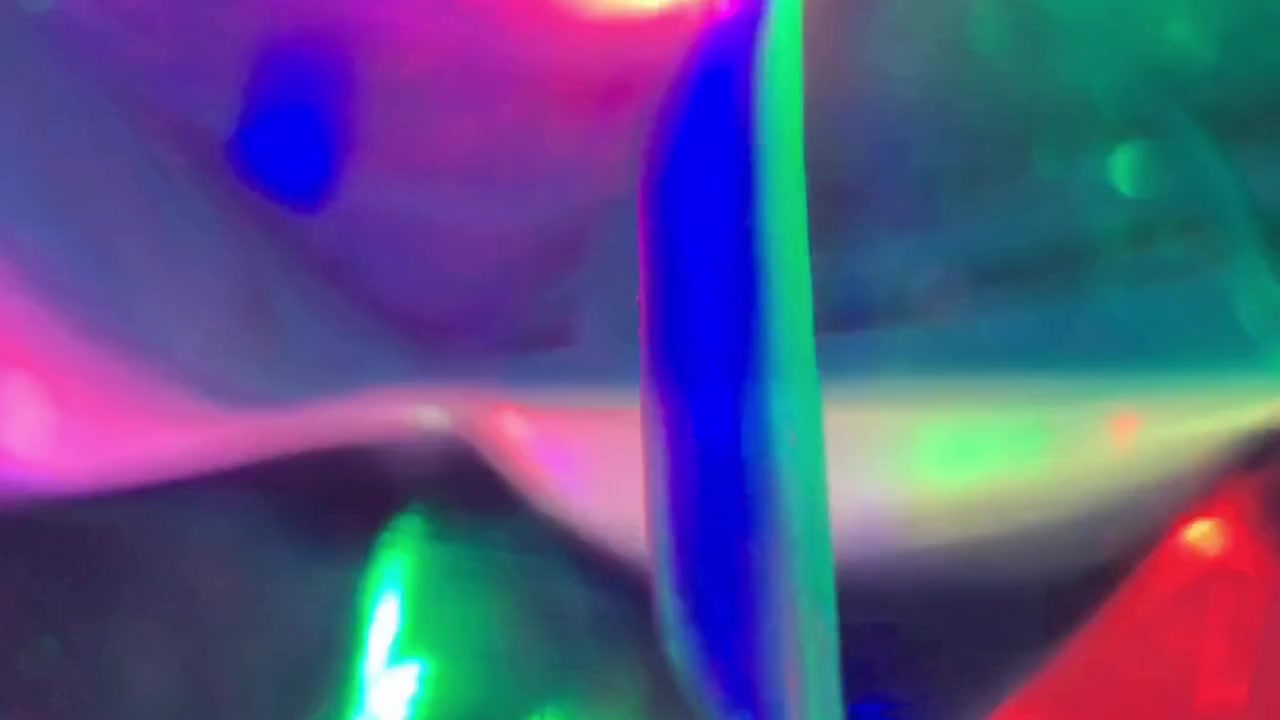 Lichtbrechung durch eine farbenfrohe Kristalllampe