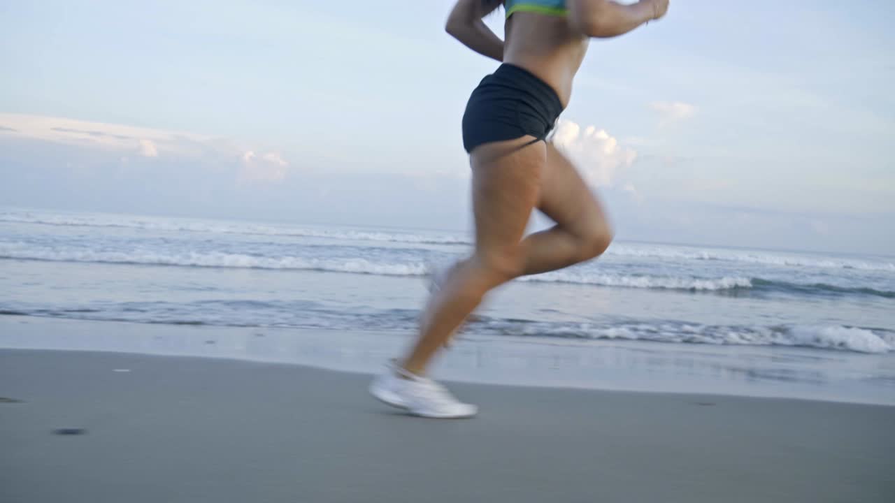 mujer corriendo a lo largo de la playa