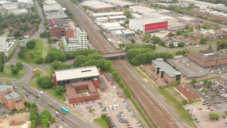 Kreisende-Luftaufnahme-Einer-Brücke-über-Eine-Eisenbahnlinie-In-Stevenage