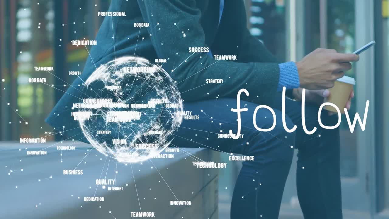 Animazione di elaborazione dati e testo successivo sovrapposti a un uomo di etnia mista che usa lo smartphone