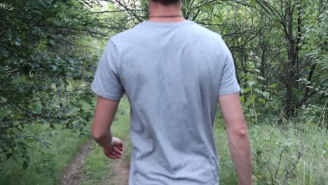 joven caminando en el bosque, horario de verano