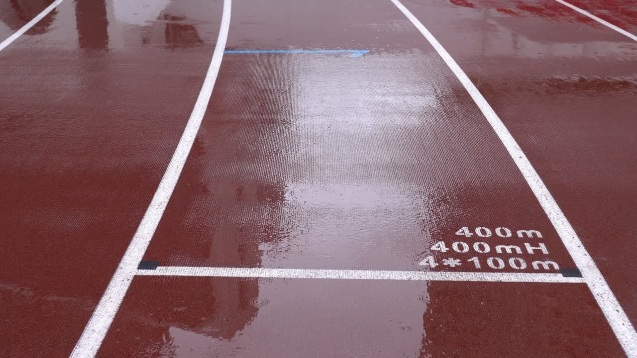 경기장 안의 육상 트랙은 400m, 400m, 4x100m입니다.