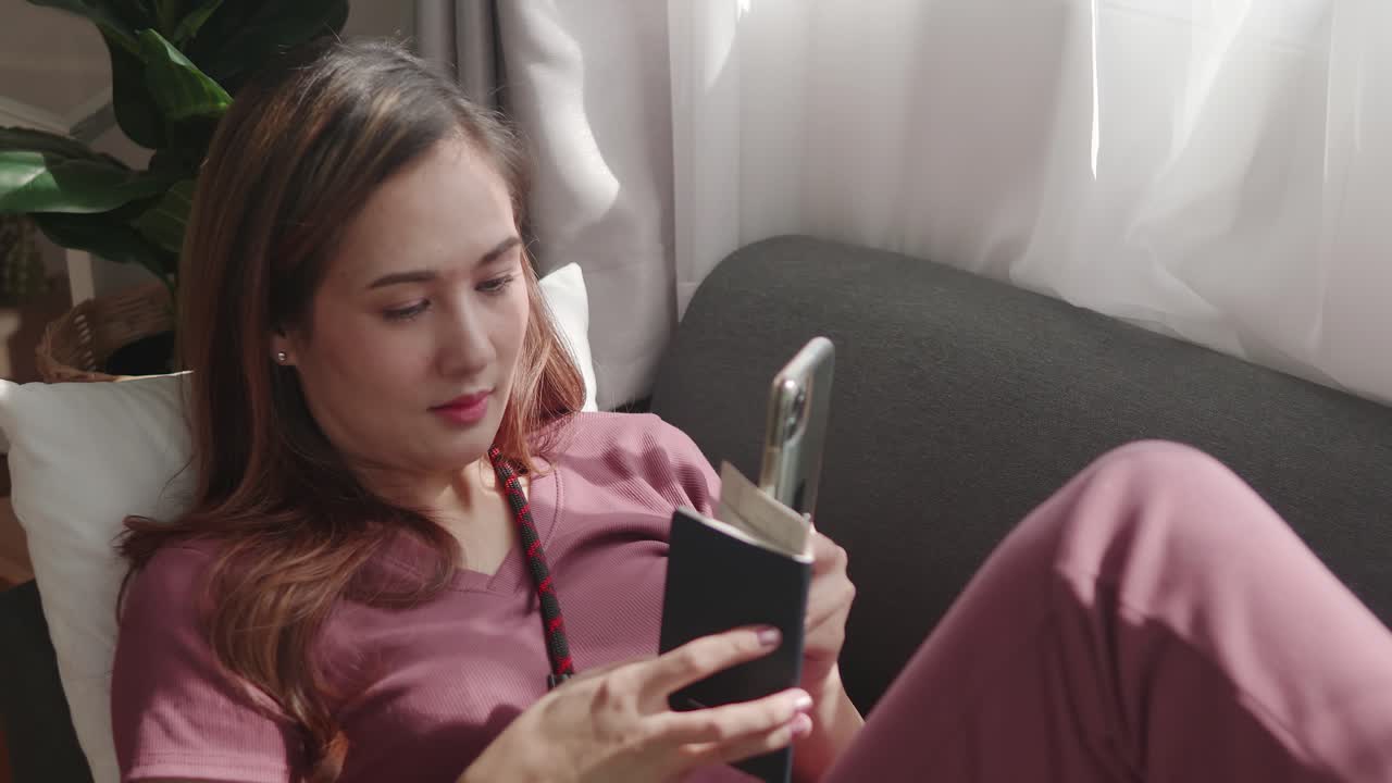 여행 전에 여권과 신용 카드로 온라인으로 비행기를 예약하는 여성