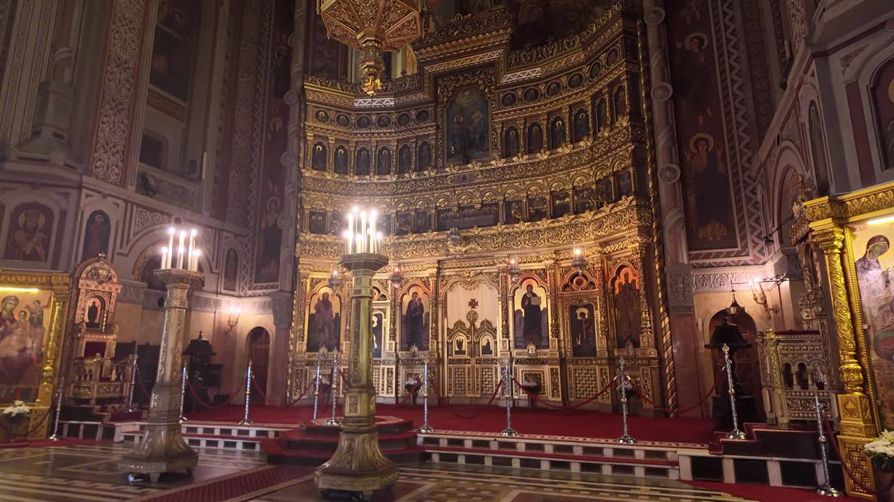 Golden altar inside Timisoara’s Metropolitan Cathedral, highlighting intricate Baroque decoration and craftsmanship