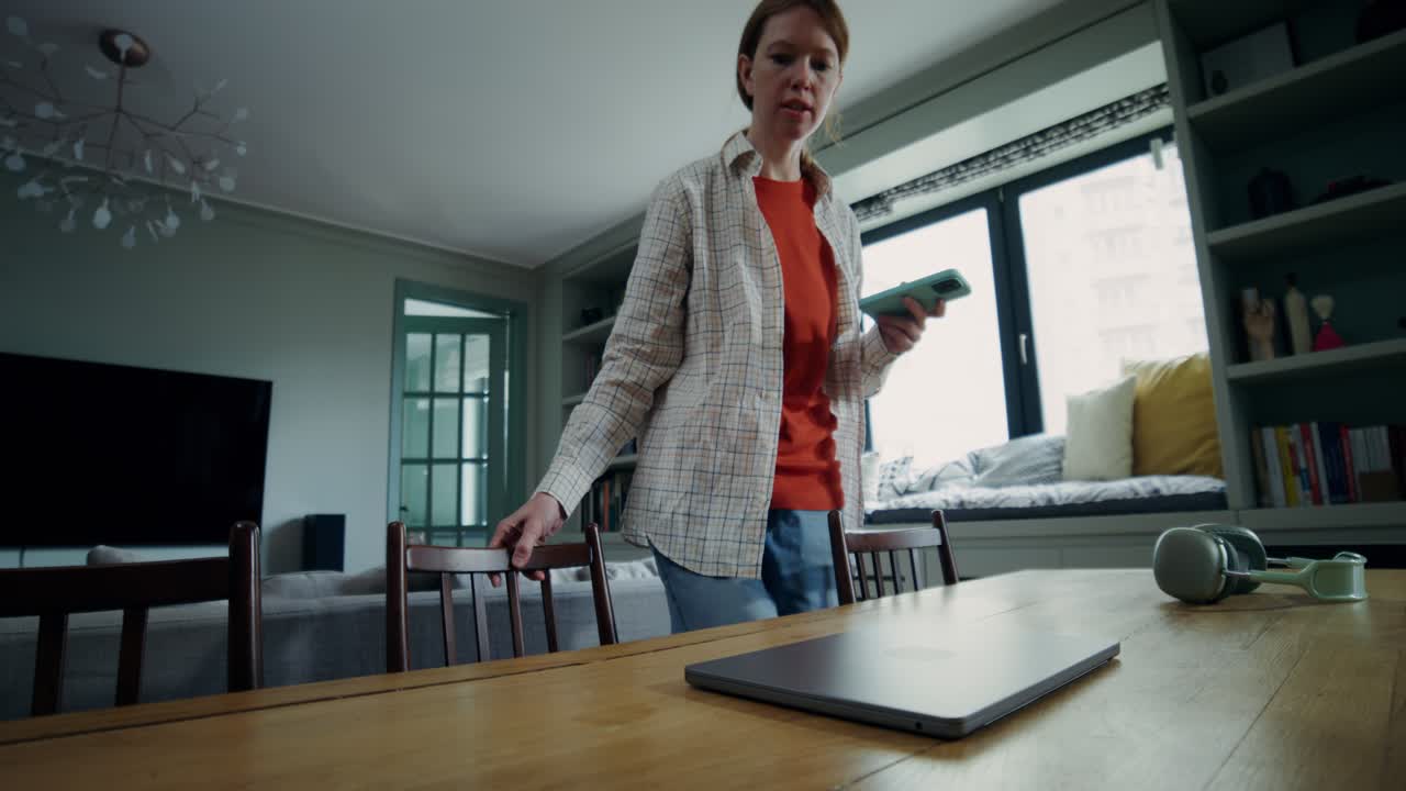 mujer trabajando en la computadora portátil en casa