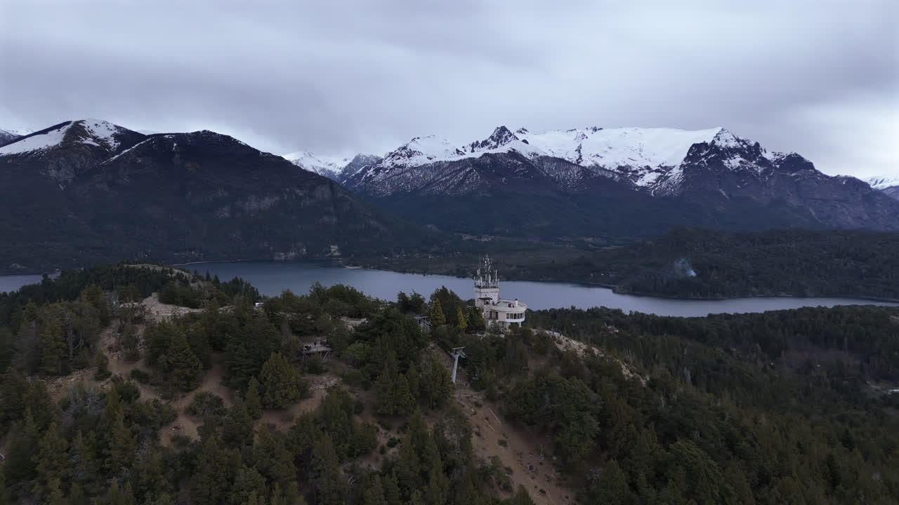 Splendida vista aerea del punto panoramico dell'attrazione Cerro Campanario e dell'ambiente circostante, Bariloche, Argentina