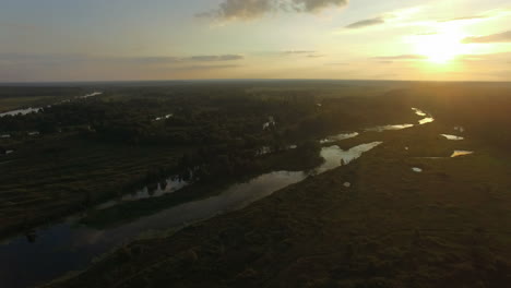 Sonnenuntergangsszene-Aus-Der-Luft-Mit-Wäldern-Und-Feuchtgebieten