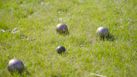 seitenansicht von pentanque-kugeln auf dem rasen im park