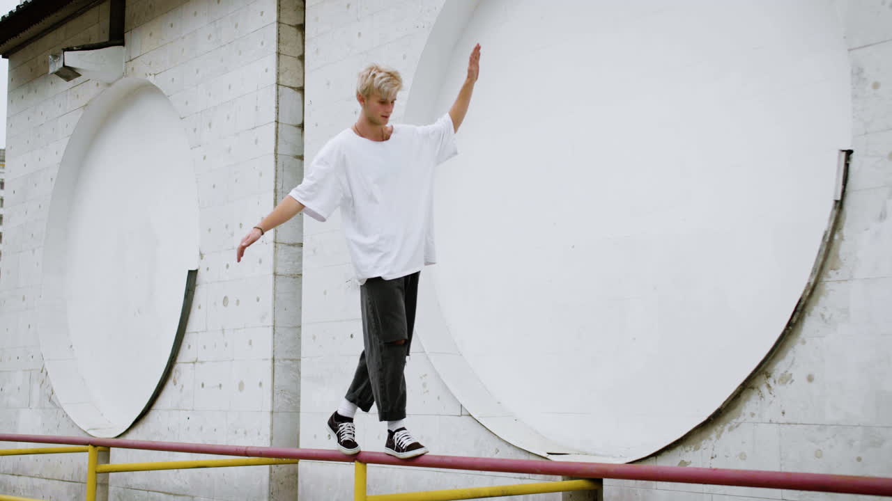 파쿠르를 하는 사람