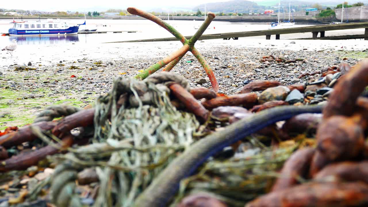 썰물 웨일스 항구 해안가 돌리 왼쪽에 녹슨 조류 덮여 앵커와 체인