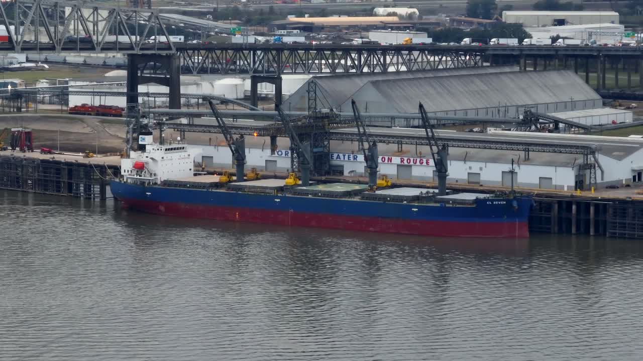 배턴루지 루이지애나의 화물선이 있는 미시시피 강 항구