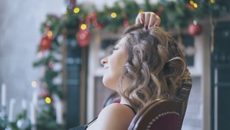 La-Mujer-Embarazada-Se-Sienta-En-Un-Sillón-Frente-A-Las-Decoraciones-Navideñas.