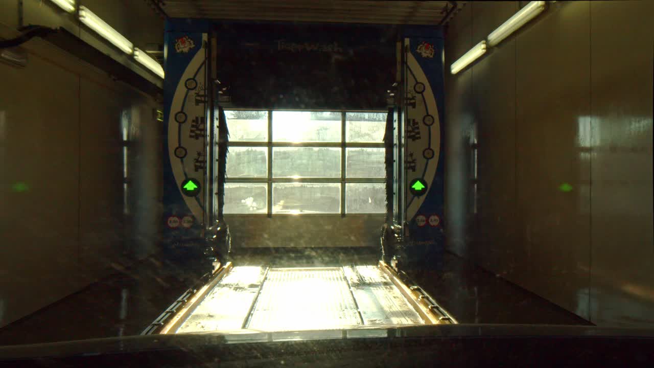 자동 세차장에 들어가는 자동차의 시점