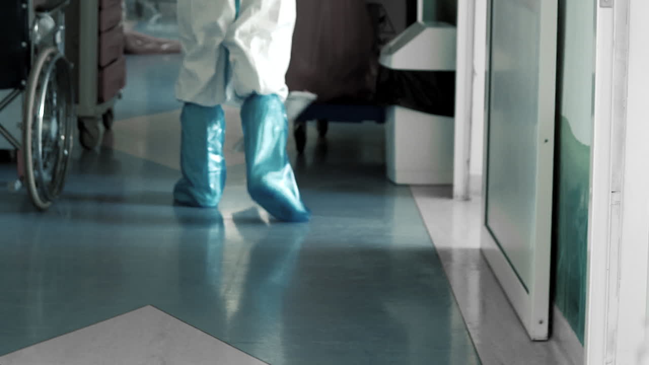 desinfectar, trapear el piso del hospital - inclinar hacia arriba