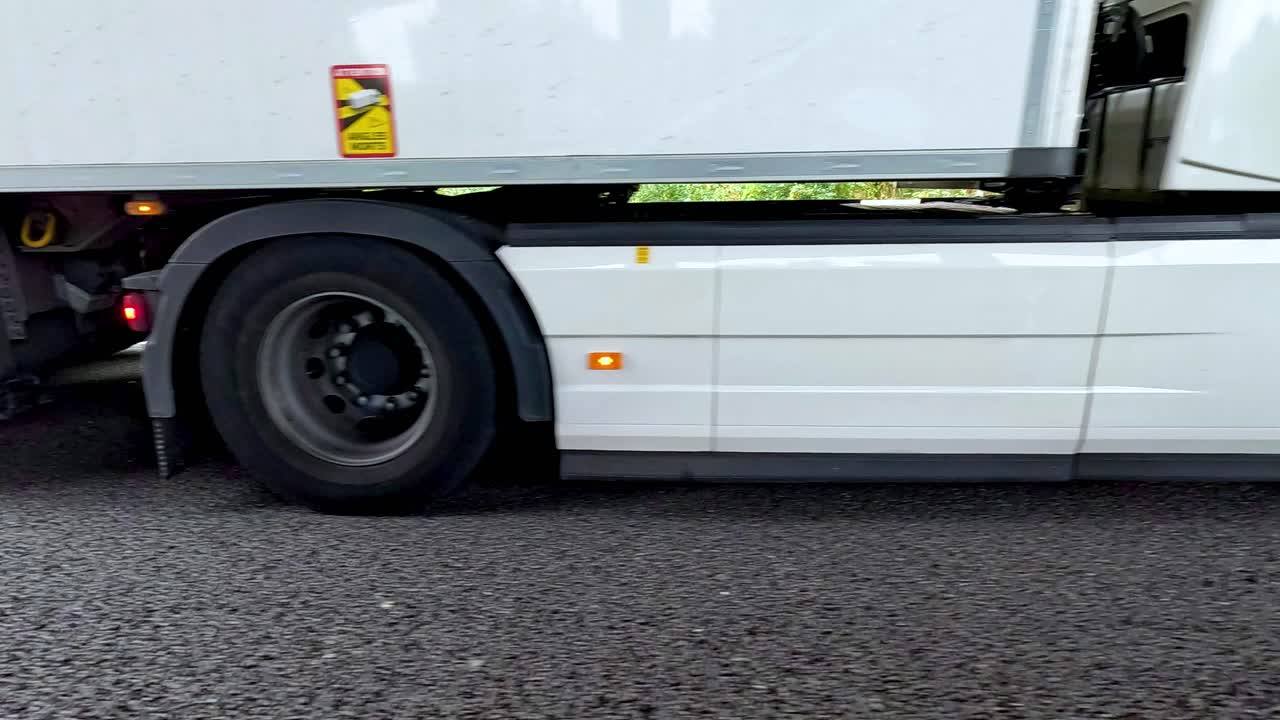 고속도로 도로를 따라 움직이는 트럭 바