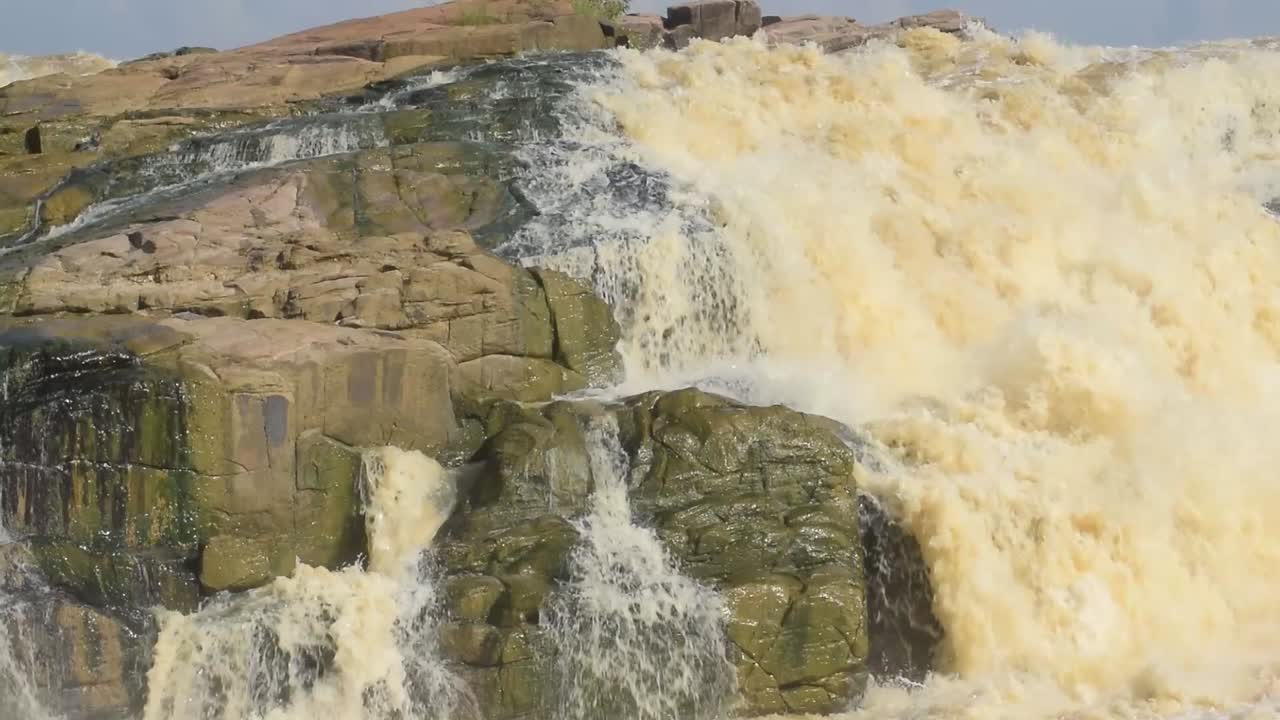2020년 10월 6일 화요일 인도 자르칸드 기리디에 있는 우스리 강 폭포에서 떨어지는 엄청난 양의 물