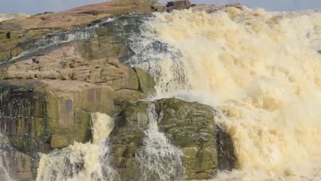 un fuerte flujo de agua que cae de las cascadas del río usri en las cataratas usri en giridih, jharkhand, india el martes 6 de octubre de 2020