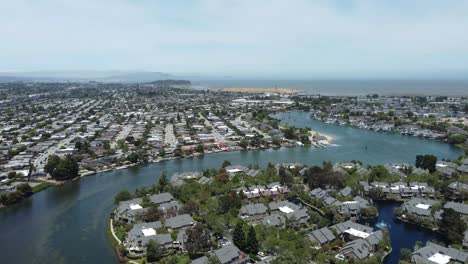 Toma-Aérea-Del-Paisaje-De-Propiedades-Residenciales-En-Villas-Junto-Al-Río,-San-Mateo,-California