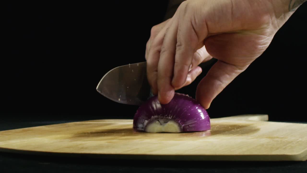 Chef che taglia una cipolla rossa