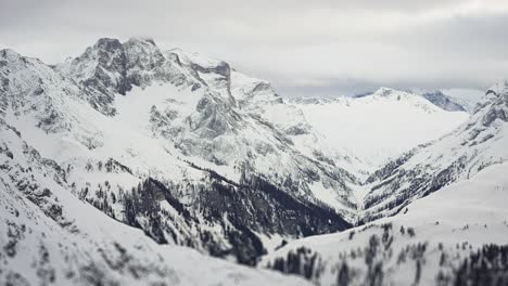 Snow-covered-mountain-peaks-in-the-Austrian-Alps