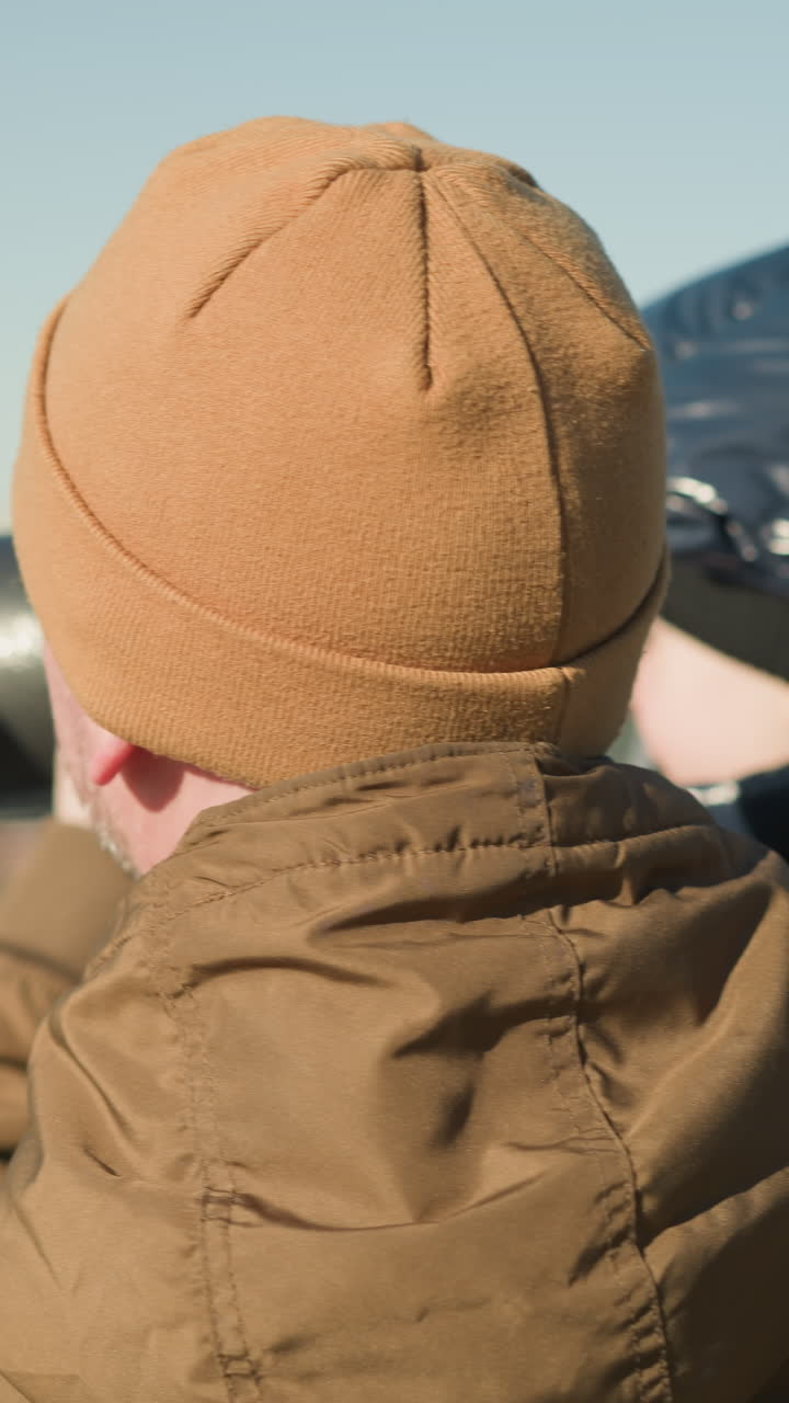 한 아버지가 그의 아들을 공공 망원경 앞에 올려놓고, 그 망원경을 통해서 멀리 있는 도시 풍경을 탐험하는 동안 그를 안내하고, 아버지는 안정적인 시야를 보장합니다.