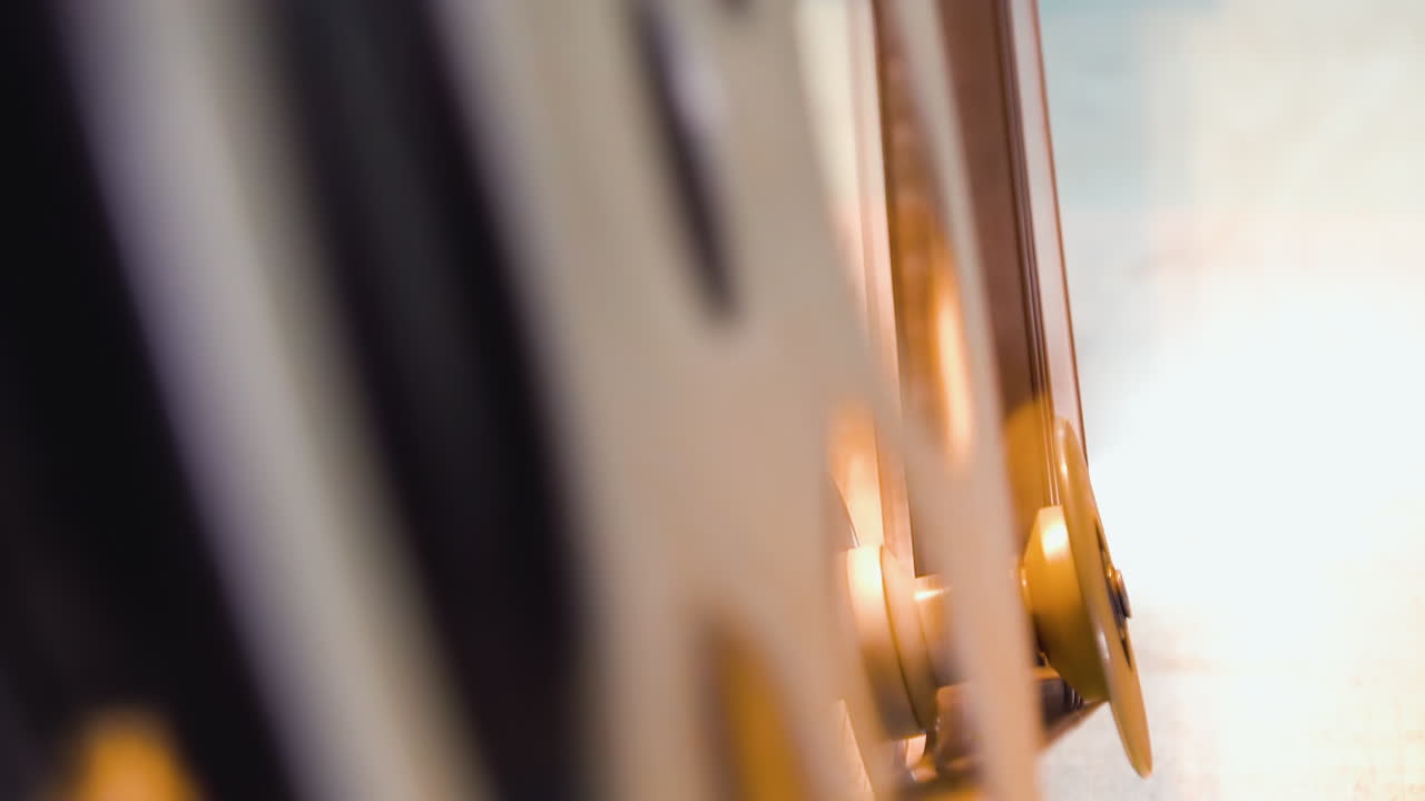 프로젝션 부스에서 오래된 장비에서 그림과 함께 영화 릴