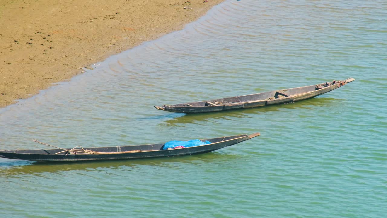 canoas de madera en aguas tranquilas en bangladesh
