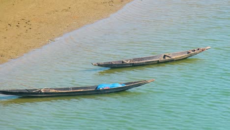 Holzkanus-Auf-Ruhigen-Gewässern-In-Bangladesch