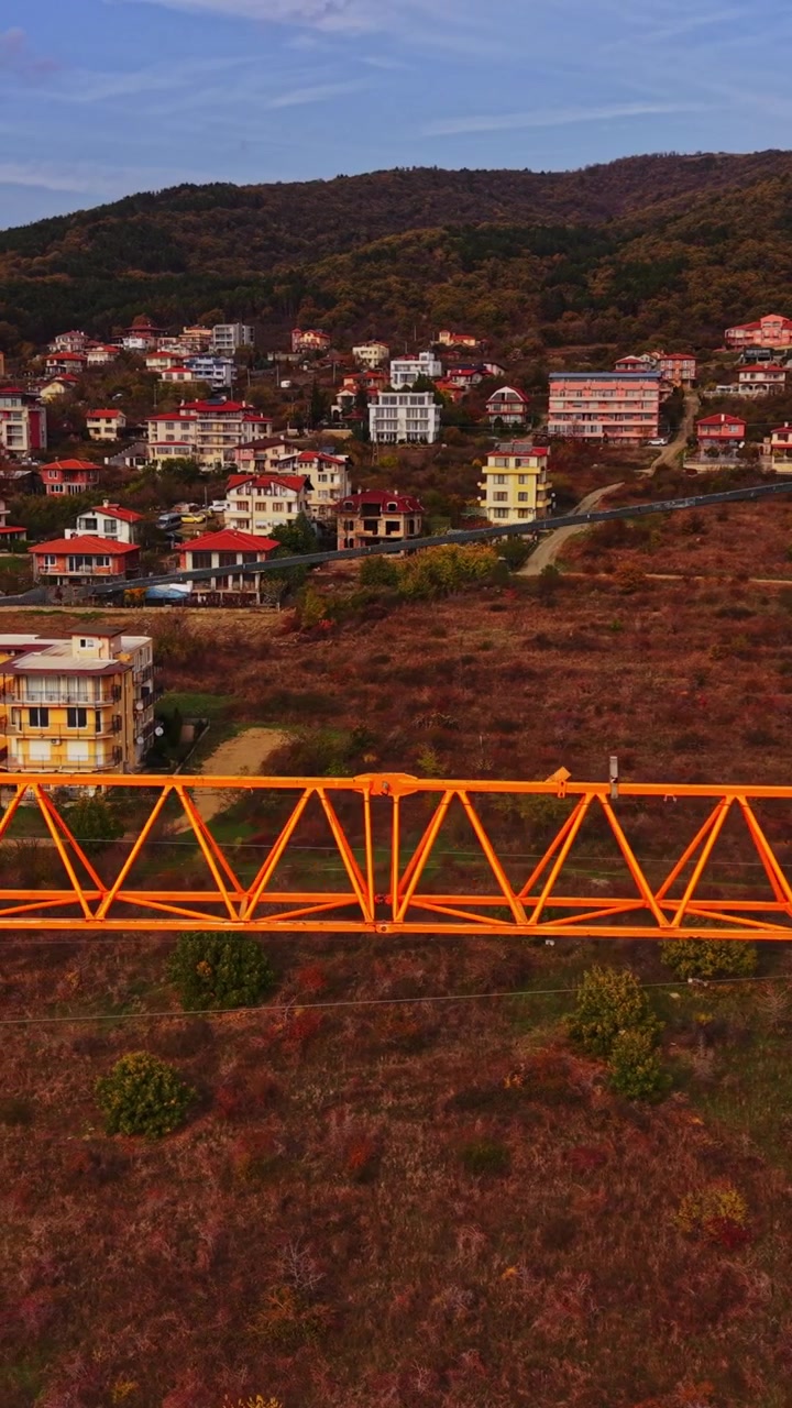 Vista di una gru edile sopra un quartiere residenziale in Bulgaria
