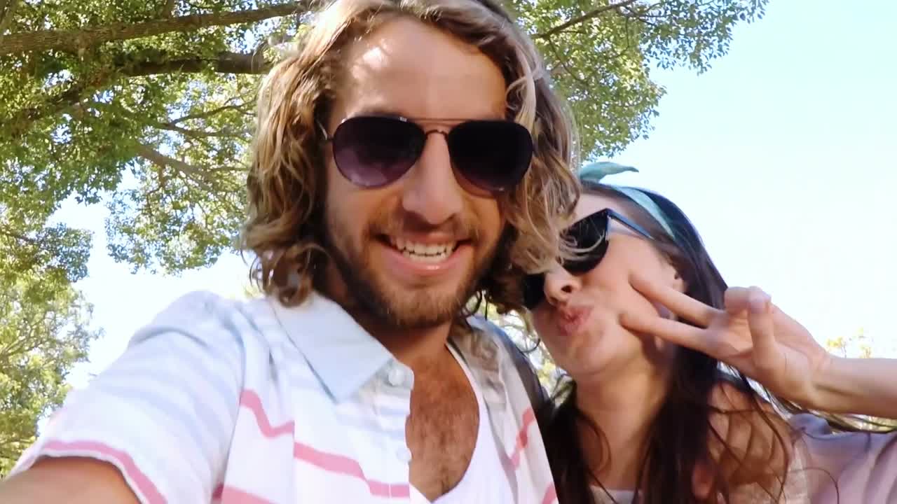 ⁇ 스터 친구들이 밖에서 즐거움을 즐기고 있습니다.