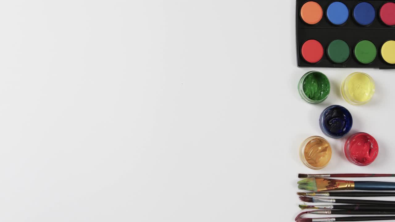 백색 배경 에 배열 되어 있는 페인트 와 브러시 들 이 천천히 움직이는 코피 공간 을 가진 상상