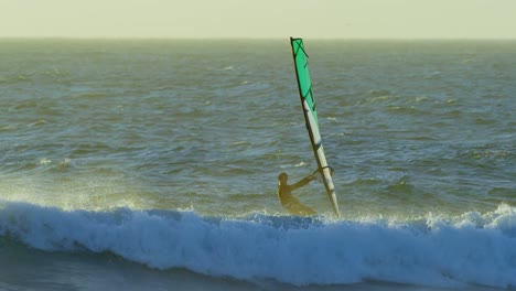 Männlicher-Surfer-Beim-Windsurfen-Am-Strand-4k