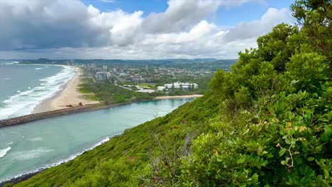 vista sobre el arroyo talebudgera donde se encuentra con el océano pacífico en la costa de oro en queensland