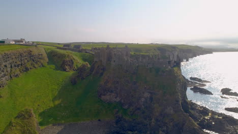 Castillo-De-Dunluce,-Irlanda-Del-Norte,-Empuje-Aéreo-Hacia-El-Este-A-Lo-Largo-De-La-Costa