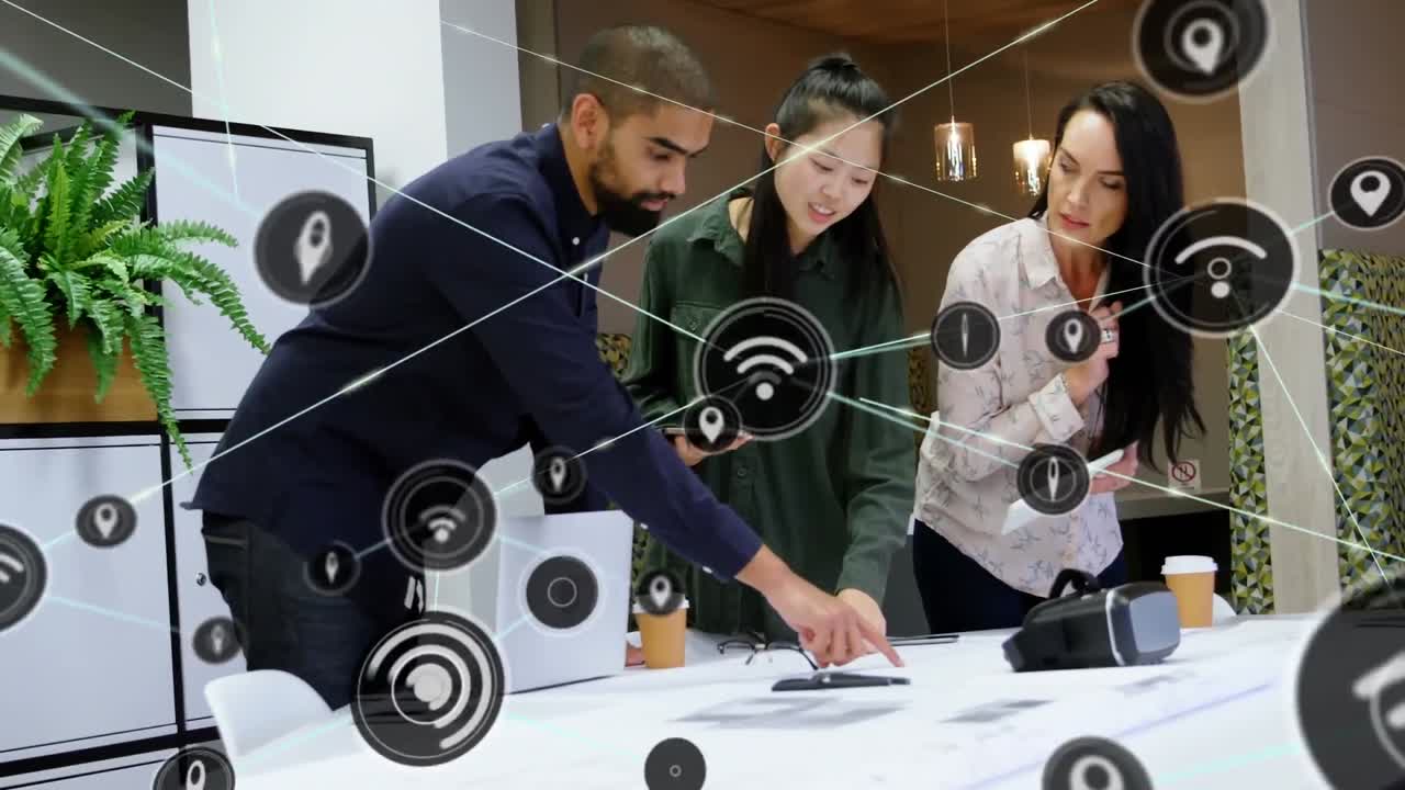 animación de una red de iconos digitales sobre diversos empresarios discutiendo un plan en la oficina