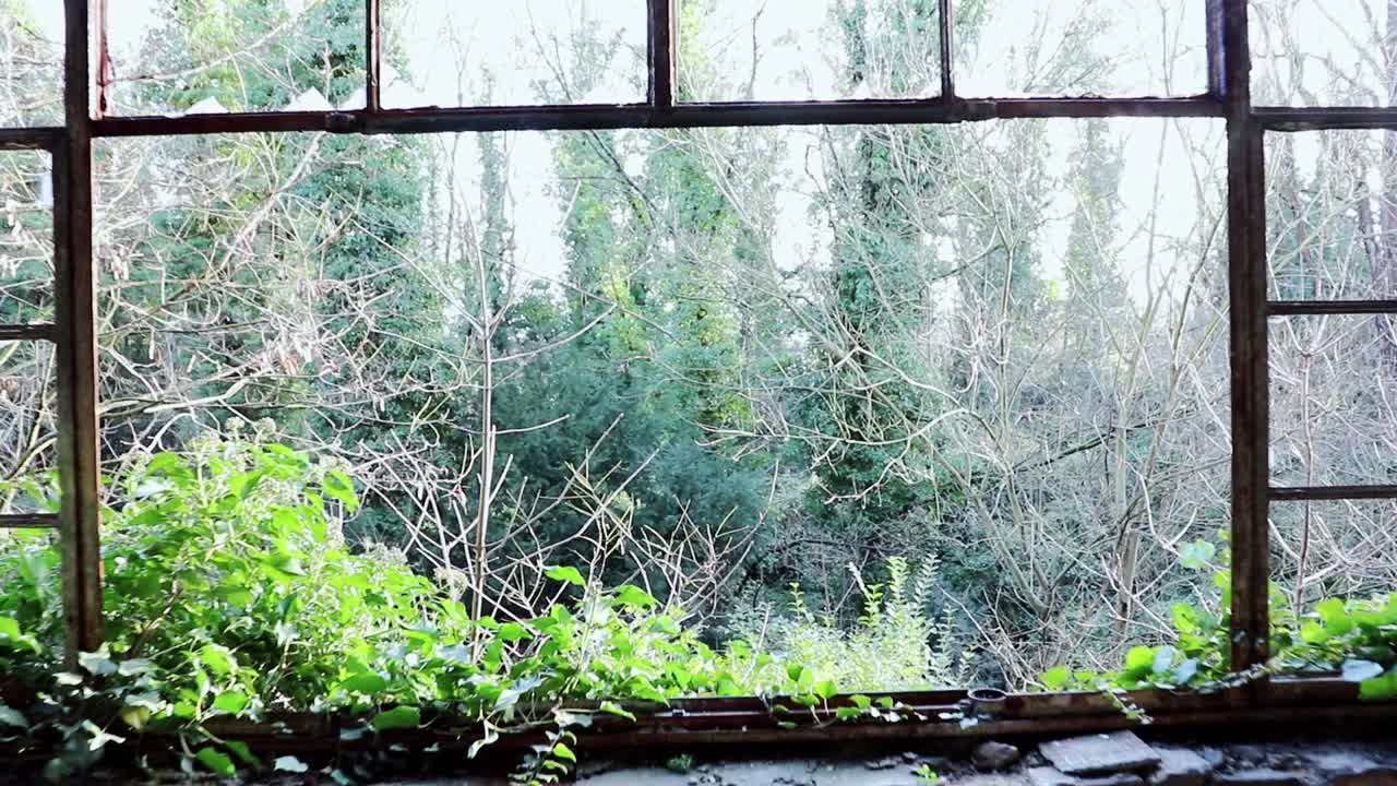 도시 탐험 - 문을 열고 통과하는 쪽으로 걸어가기