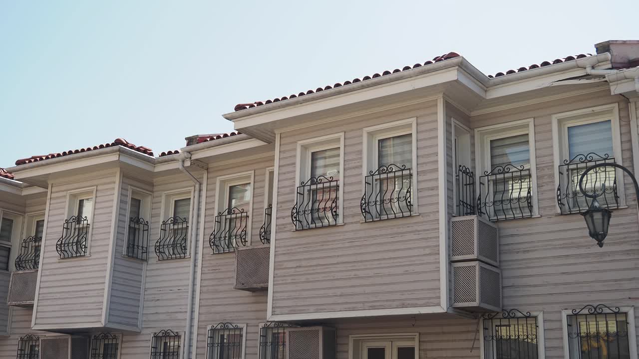 fila de casas tradicionales turcas con balcones y ventanas