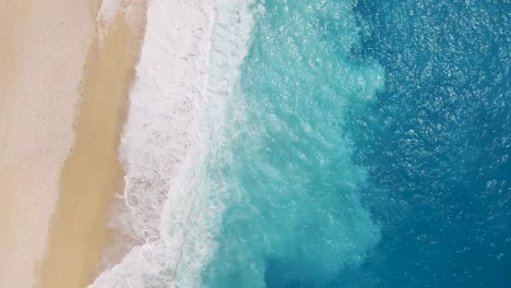 Playa-De-Myrtos-Con-Una-Sola-Persona-Tumbada-En-La-Arena,-Olas-Turquesas-Rompiendo-La-Orilla,-Vista-Aérea