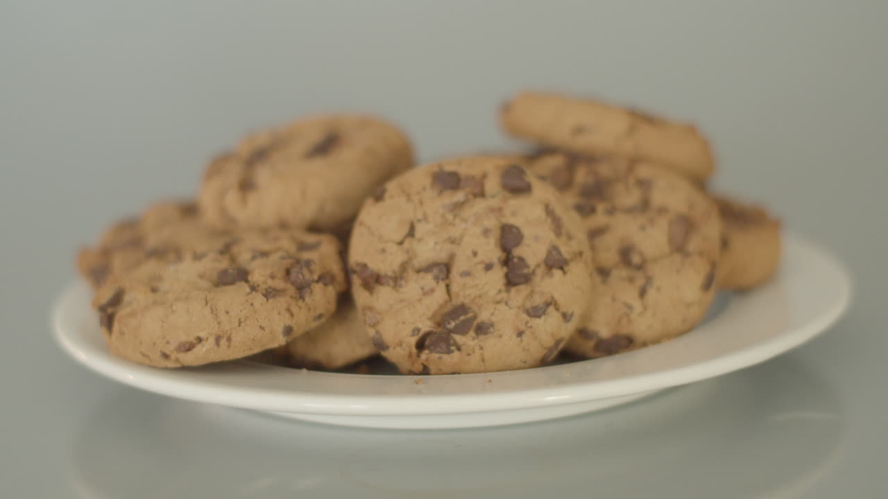 흰색 접시에 초콜릿 칩 쿠키의 돌리