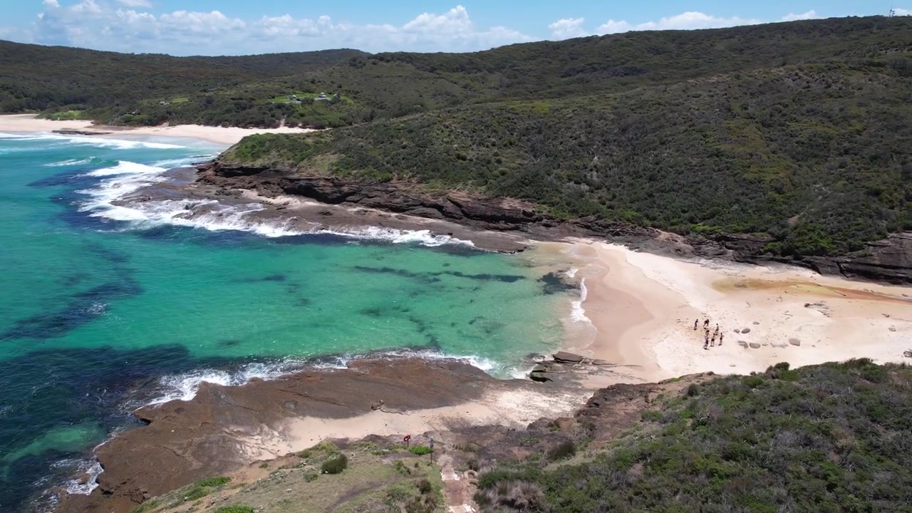 Spiaggia di Bongon con turisti nel Nuovo Galles del Sud, Australia - Ripresa aerea con drone.