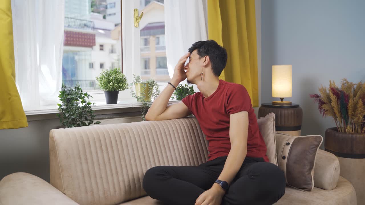 집에서 혼자 울고 있는 남자