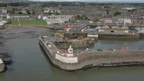 una vista aérea del puerto y la ciudad de arbroath en un día nublado