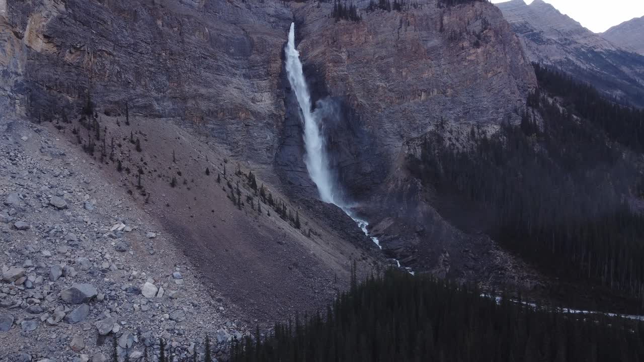 cascada en las montañas por encima de la niebla del bosque que se eleva disparó