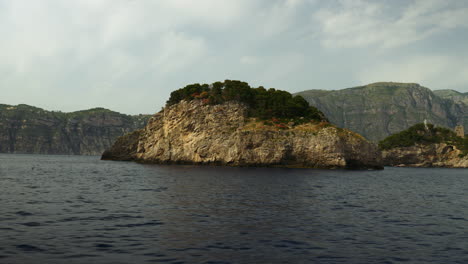 flotando en una hermosa isla rocosa en el océano mediterráneo