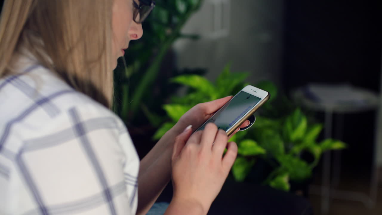 mujer de negocios que usa una computadora inalámbrica en el lugar de trabajo 3