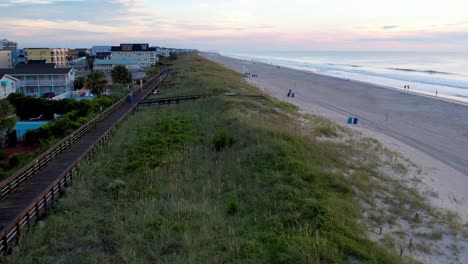 Paseo-Marítimo-Y-Avena-Marina-Al-Amanecer-A-Lo-Largo-De-Carolina-Beach-Nc,-Carolina-Del-Norte