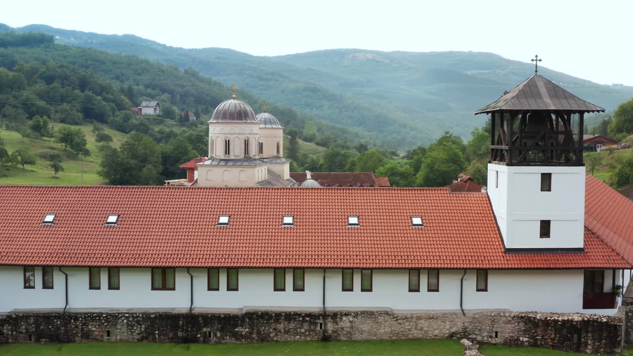 arquitectura tradicional del monasterio de mileševa, pueblo rural serbio, antena