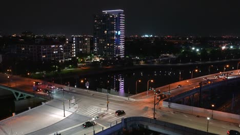 Tráfico-En-Una-Intersección-Vial-Elevada-En-La-Pequeña-Ciudad-De-Filadelfia,-Pennsylvania-Desde-Un-ángulo-Alto-Por-La-Noche